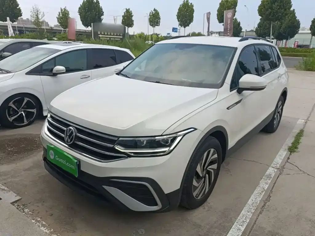 Volkswagen Tiguan L — фото 1