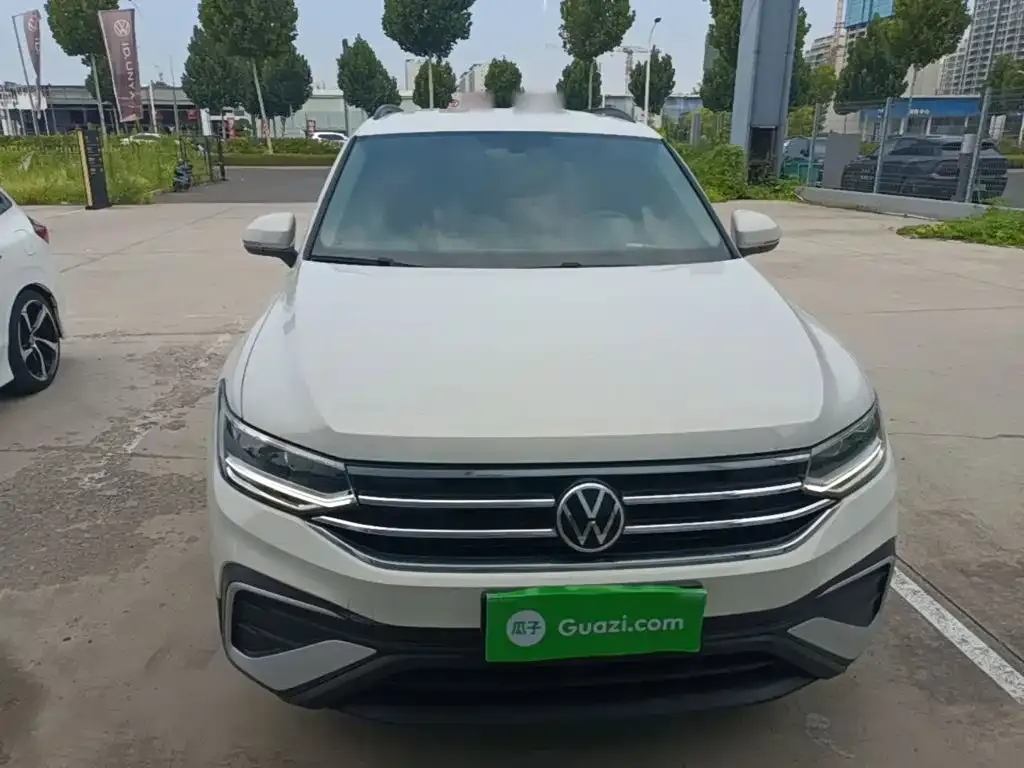 Volkswagen Tiguan L — фото 10
