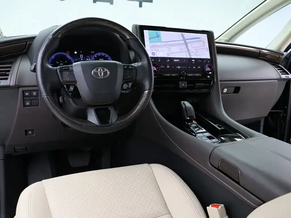 Toyota Alphard — фото 8
