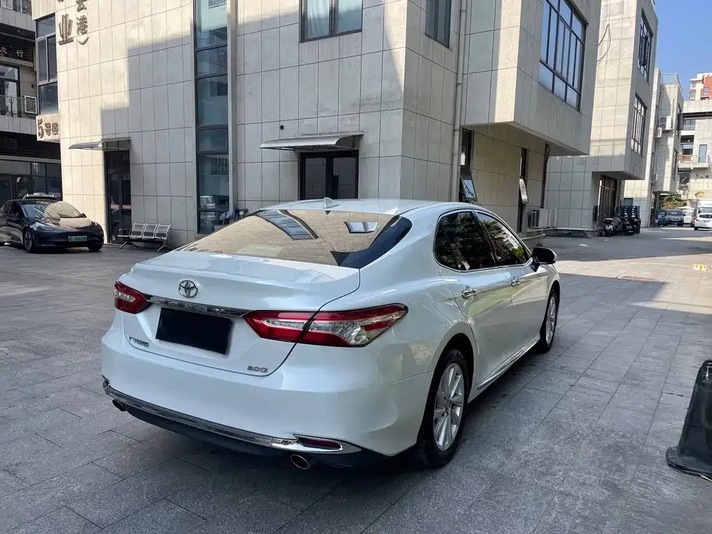 Toyota Camry — фото 2