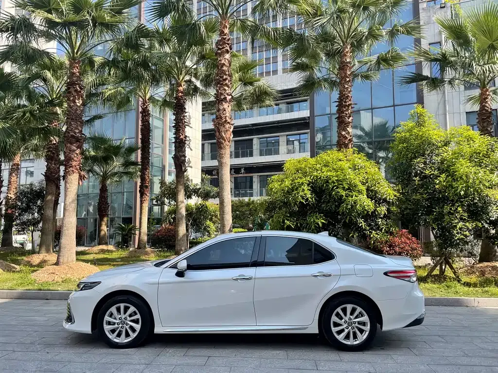 Toyota Camry — фото 3
