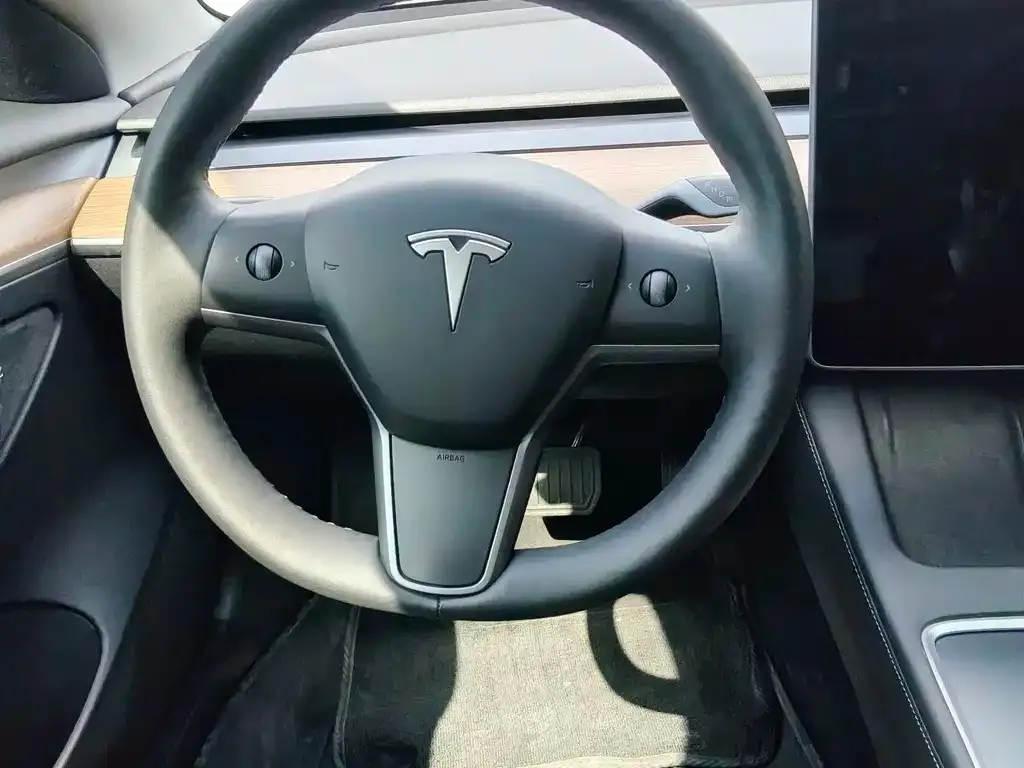 Tesla Model 3 — фото 5