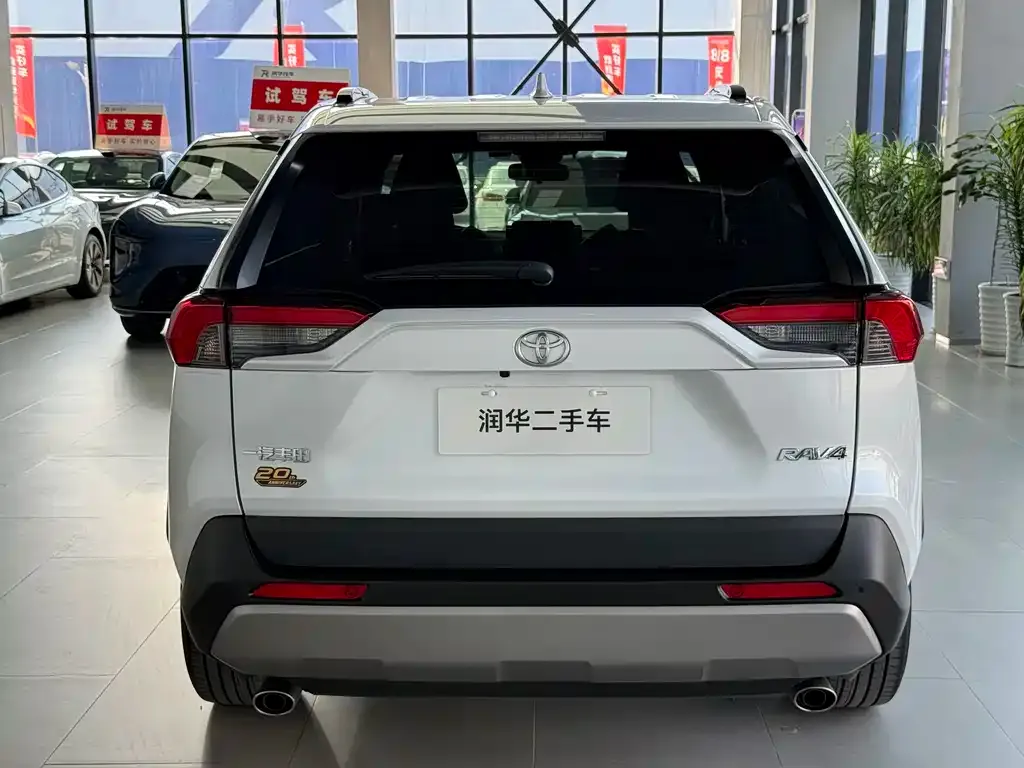 Toyota RAV4 — фото 7