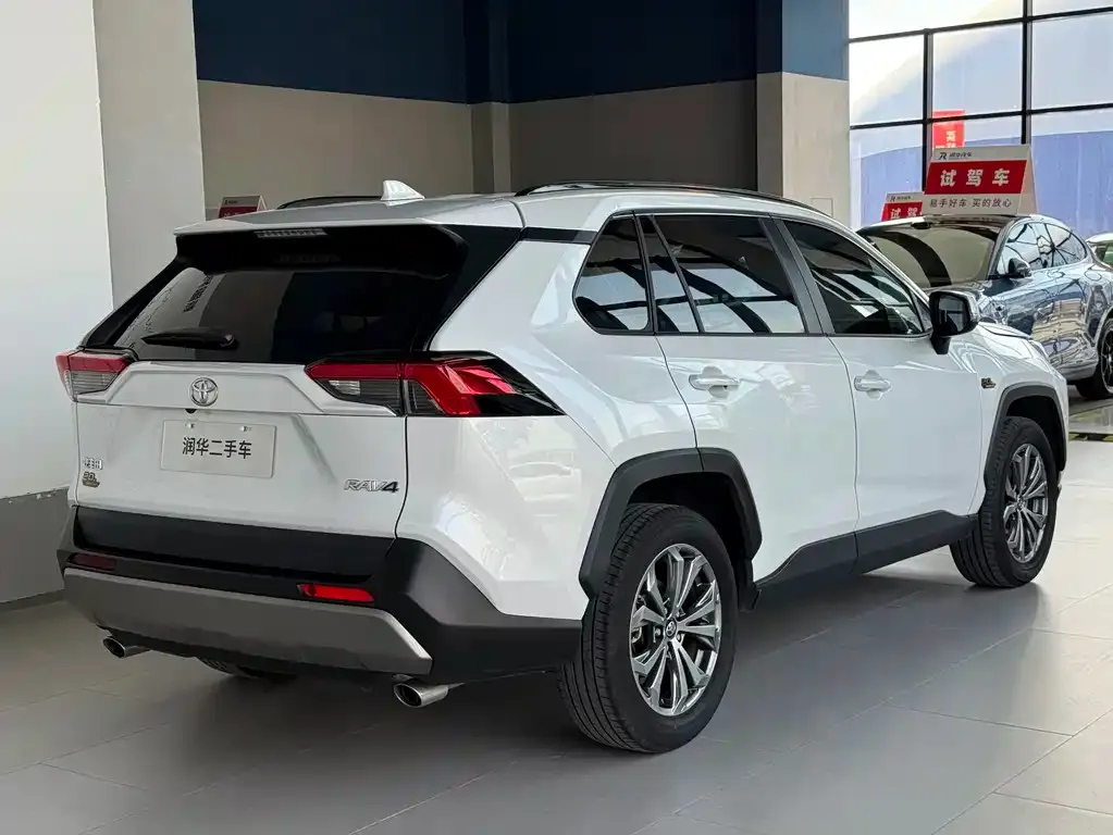 Toyota RAV4 — фото 3
