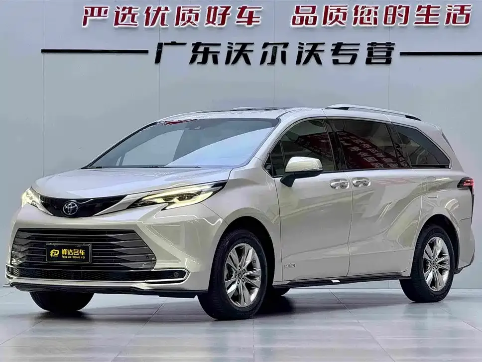 Toyota Sienna — фото 1