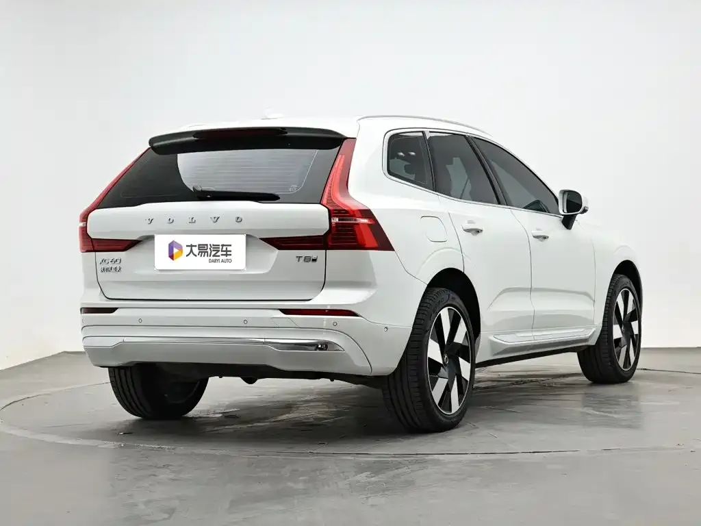 Volvo XC60 PHEV — фото 10