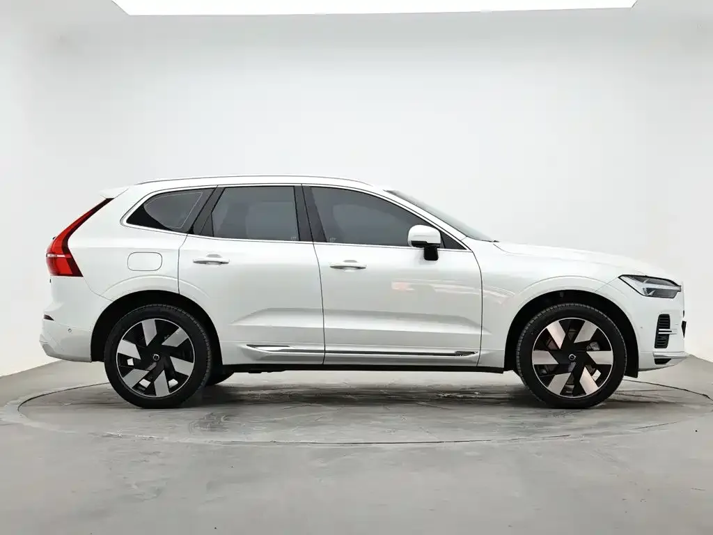 Volvo XC60 PHEV — фото 4