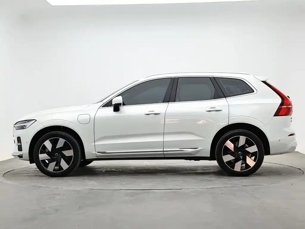 Volvo XC60 PHEV — фото 5