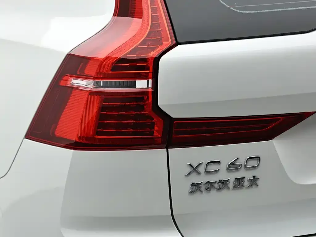 Volvo XC60 PHEV — фото 7