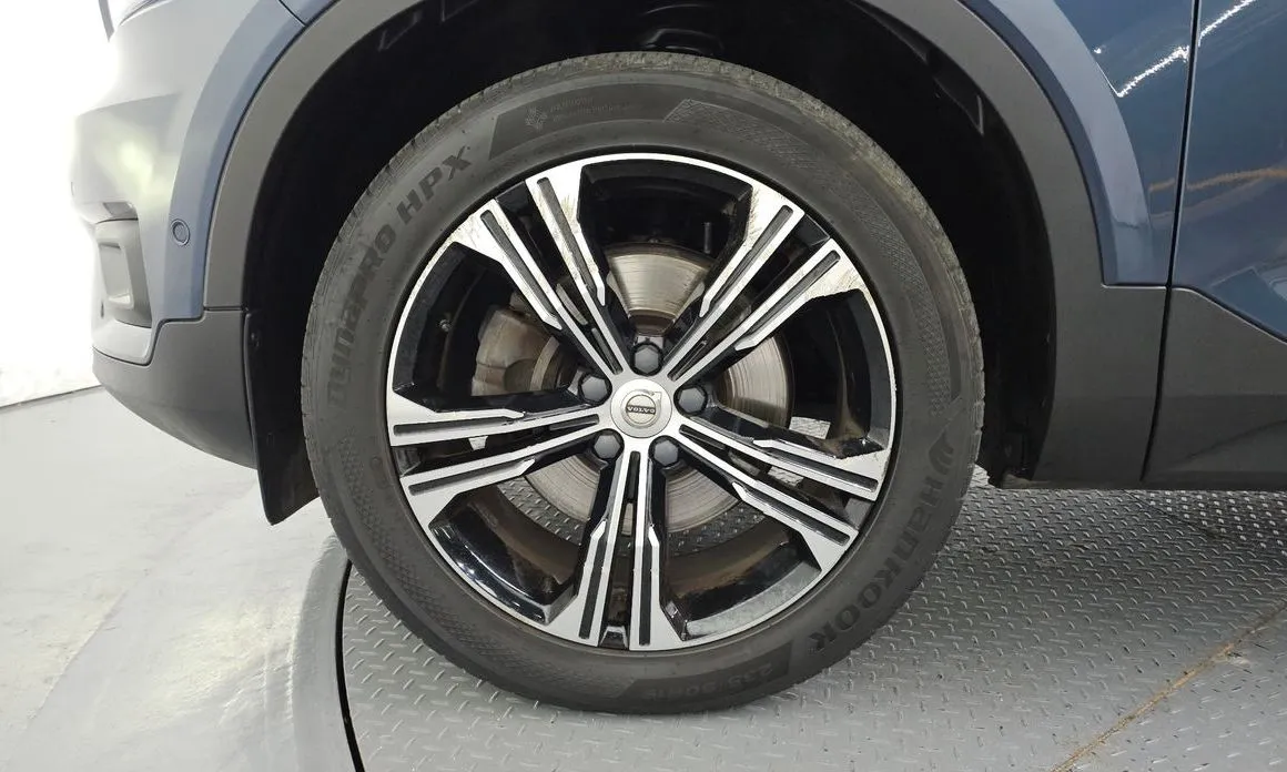 Volvo XC40 — фото 10