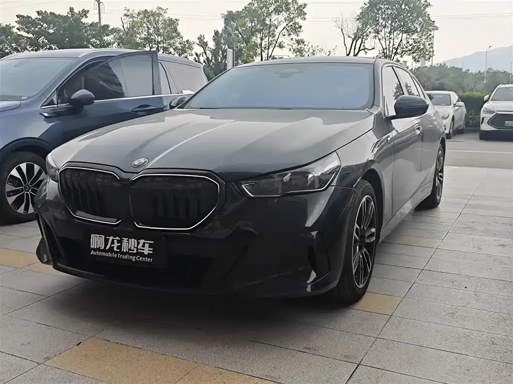 BMW 5 Series — фото 1
