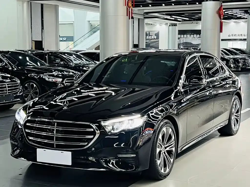 Mercedes-Benz E-Class — фото 1