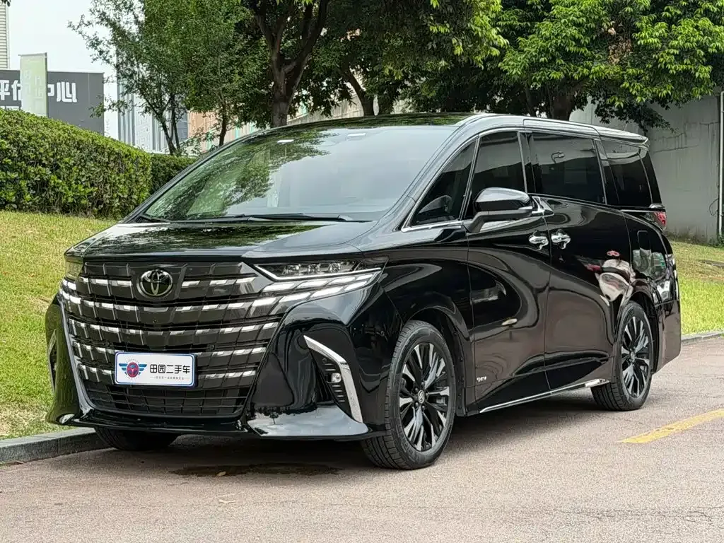 Toyota Alphard — фото 1