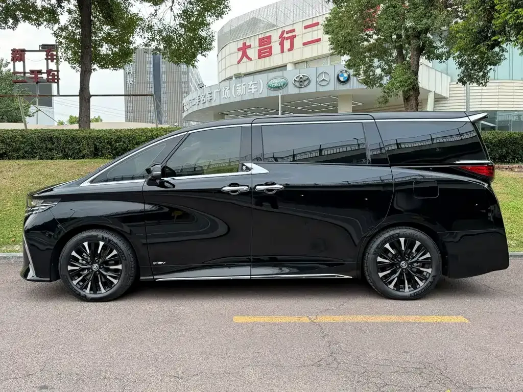 Toyota Alphard — фото 8