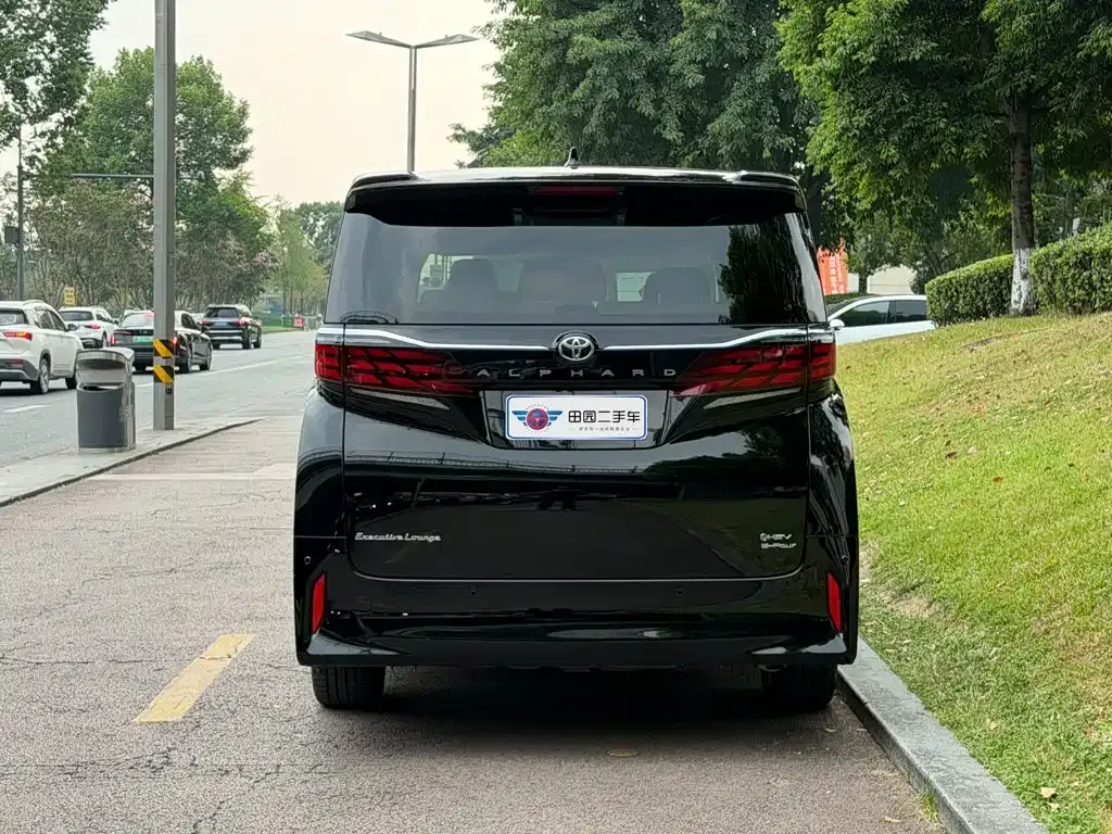 Toyota Alphard — фото 9
