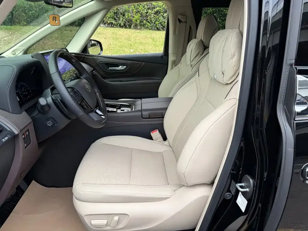 Toyota Alphard — фото 4