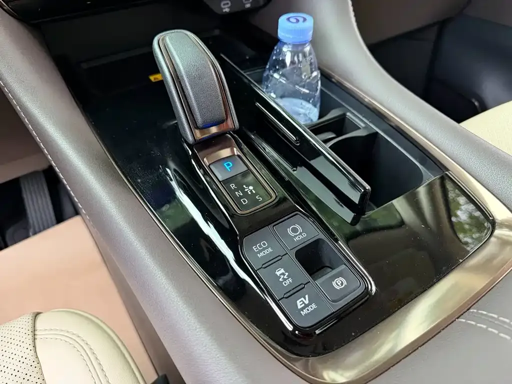 Toyota Alphard — фото 2