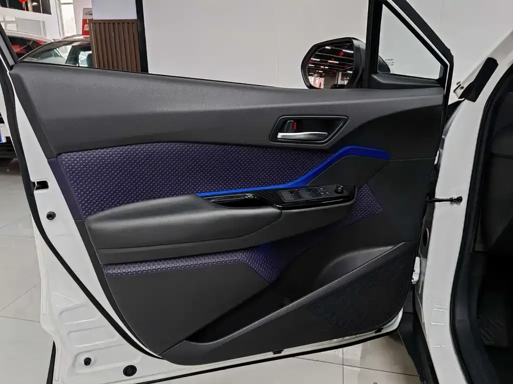 Toyota C-HR — фото 9