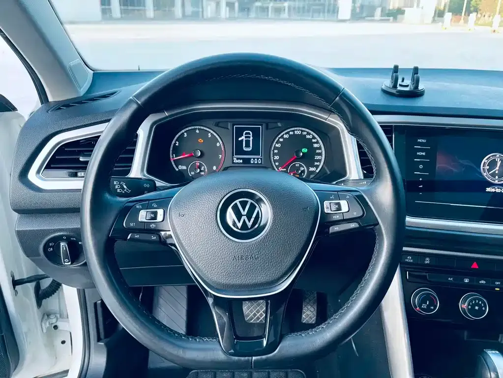 Volkswagen T-Roc — фото 8