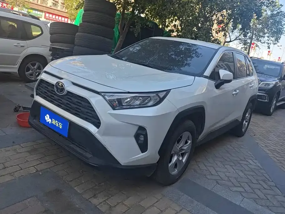 Toyota RAV4 — фото 1