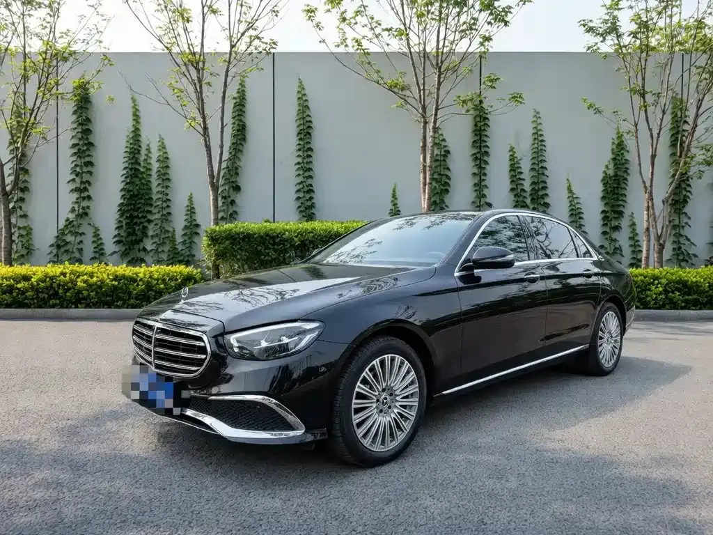 Mercedes-Benz E-Class — фото 1