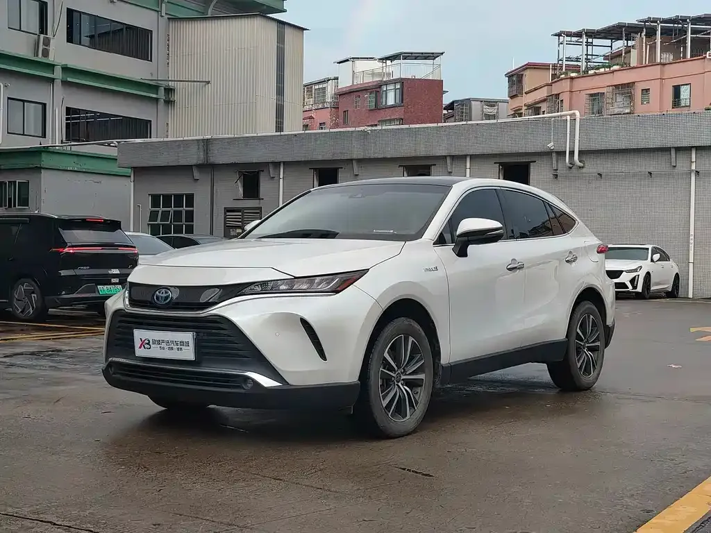 Toyota Harrier — фото 1