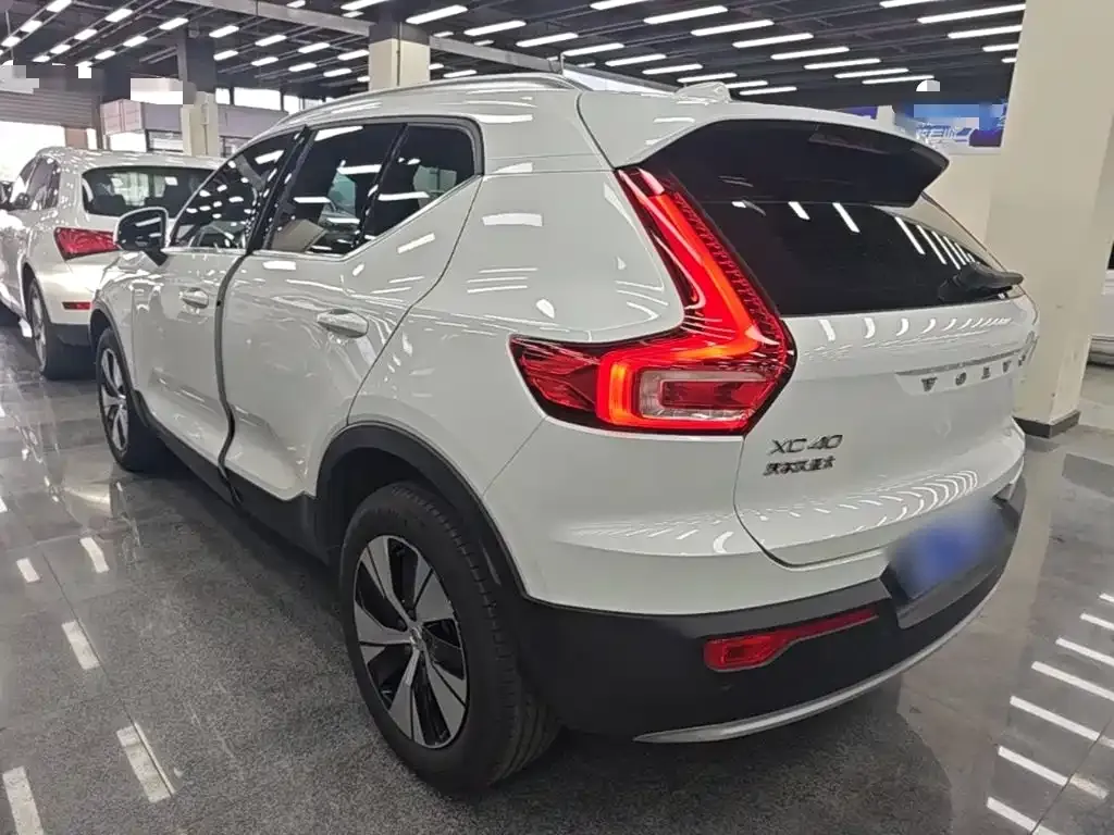 Volvo XC40 — фото 10