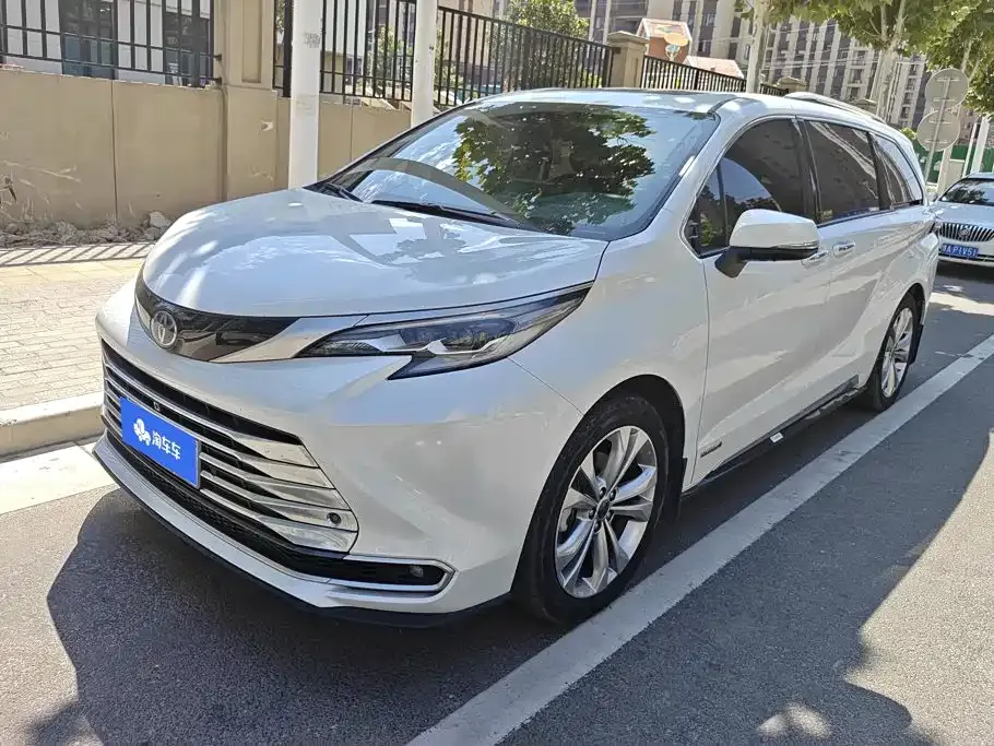 Toyota Sienna — фото 1