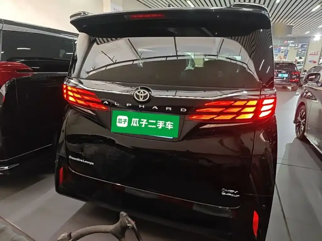 Toyota Alphard — фото 8