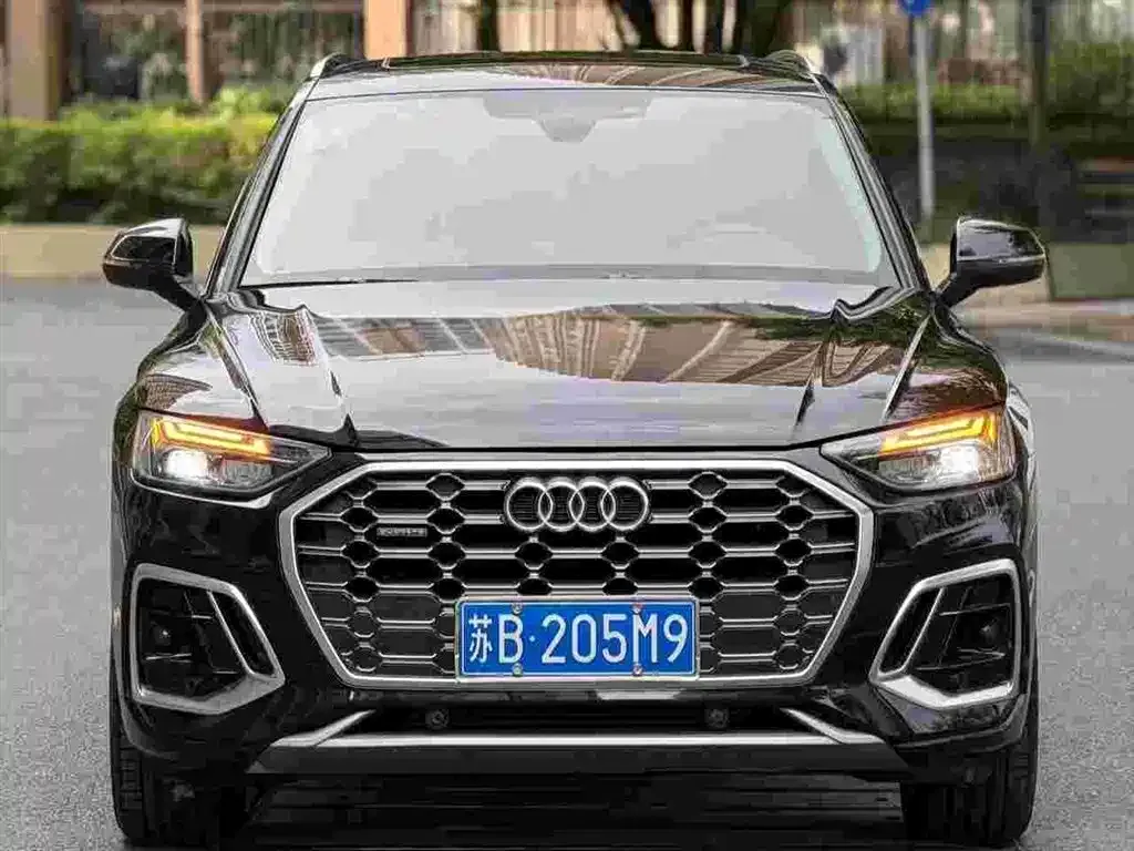 Audi Q5L — фото 1