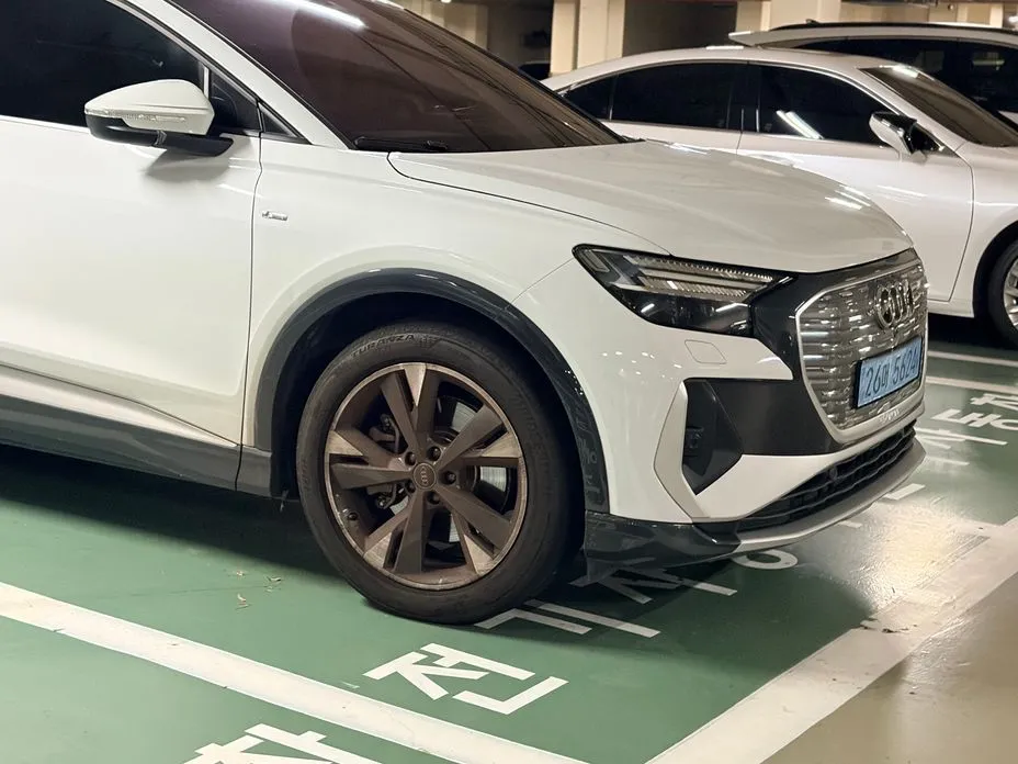 Audi Q4 e-tron — фото 1