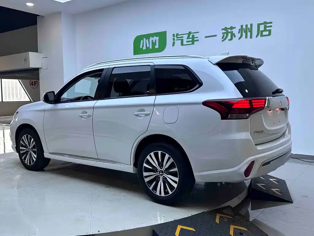 Mitsubishi Outlander — фото 10