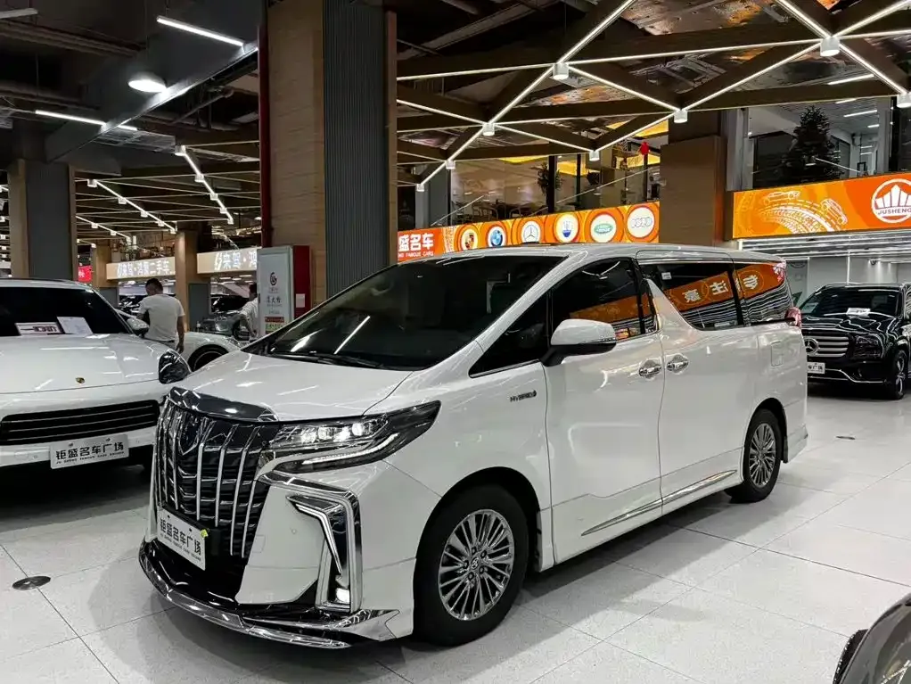Toyota Alphard — фото 1