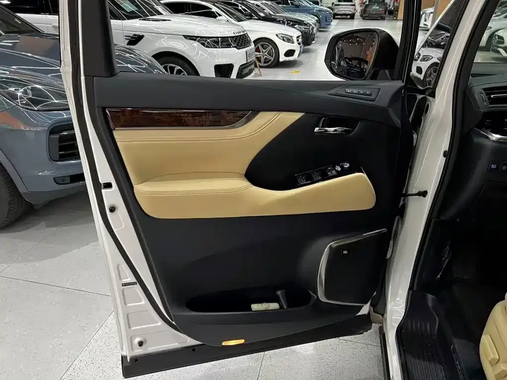 Toyota Alphard — фото 8