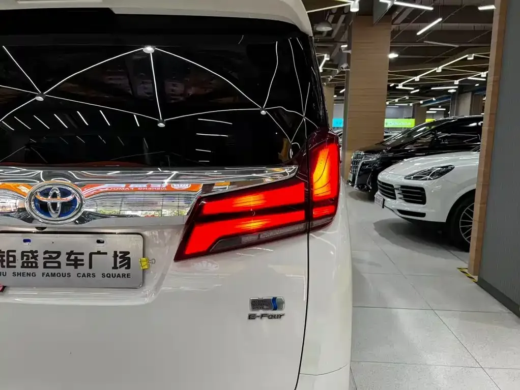 Toyota Alphard — фото 3