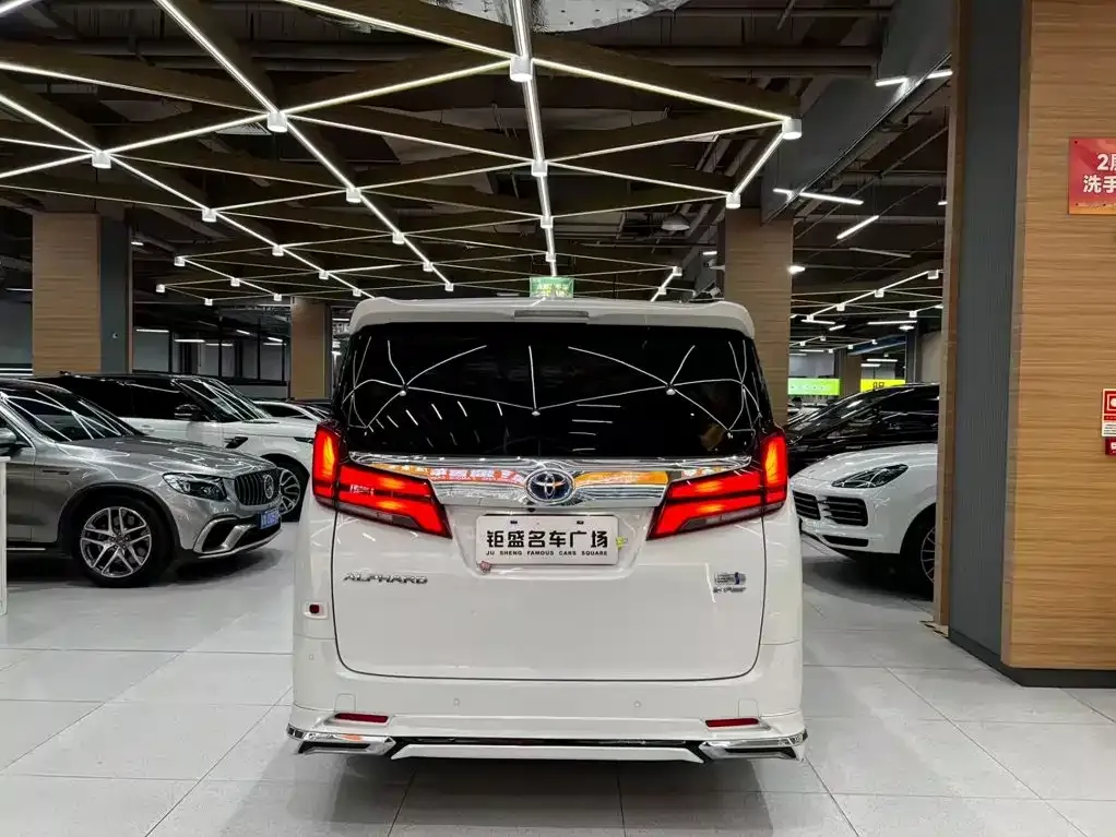Toyota Alphard — фото 10