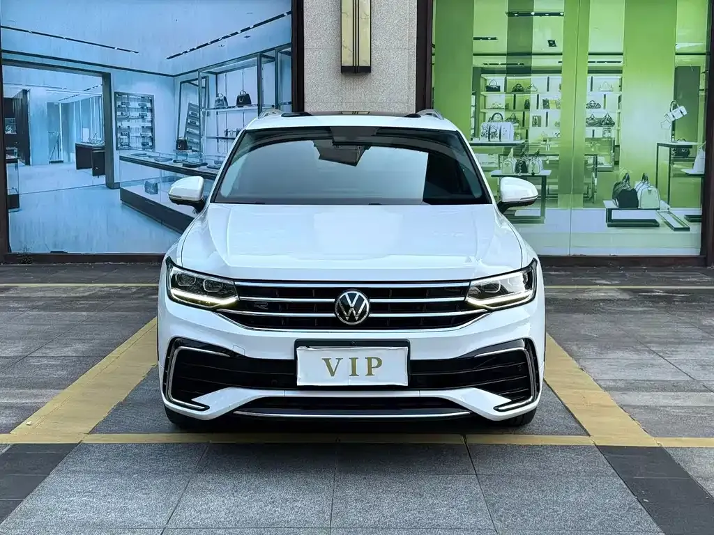 Volkswagen Tiguan L — фото 1