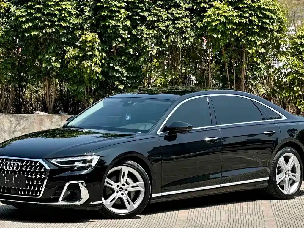 Audi A8 — фото 1