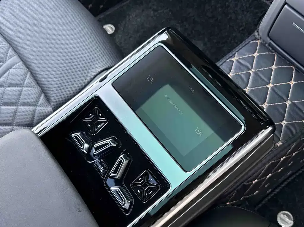 Audi A8 — фото 2