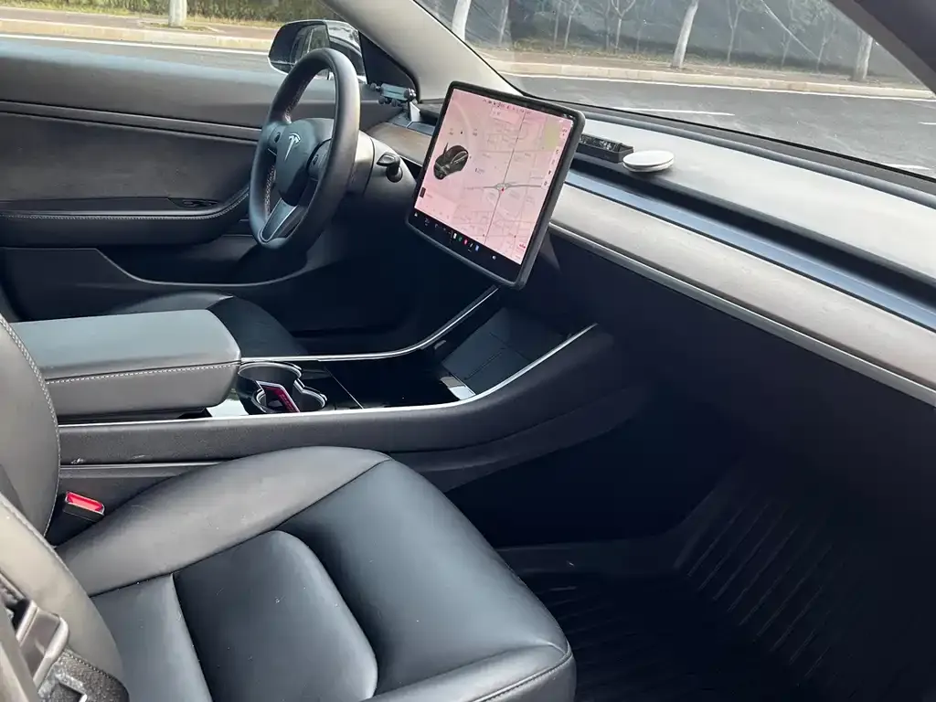 Tesla Model 3 — фото 4