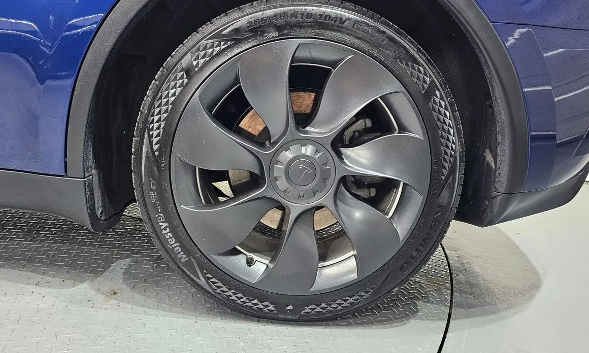 Tesla Model Y — фото 9
