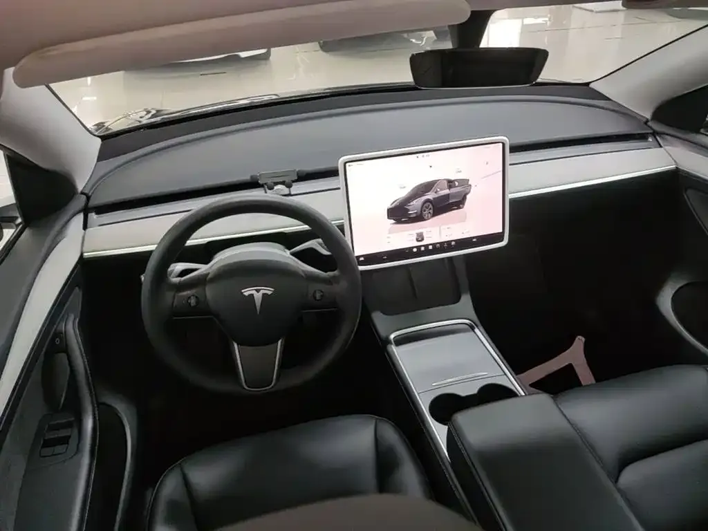 Tesla Model Y — фото 10