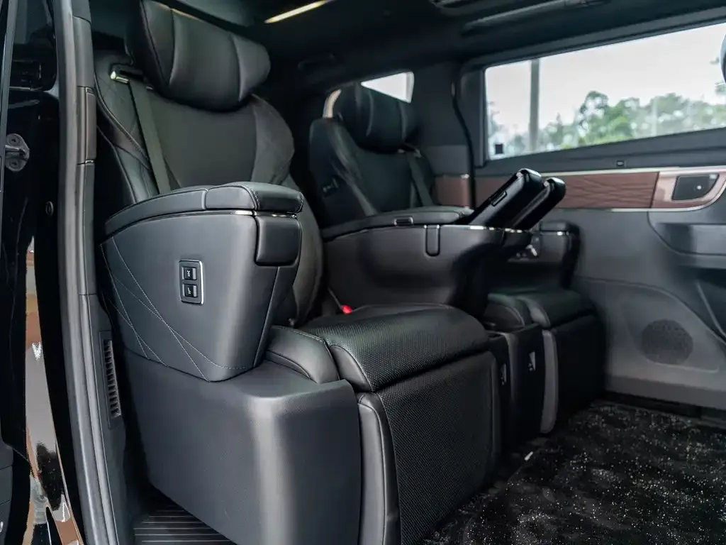 Toyota Alphard — фото 8