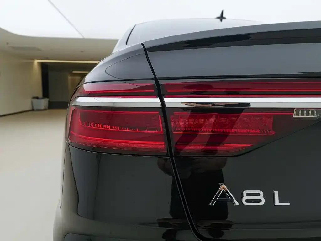 Audi A8 — фото 5