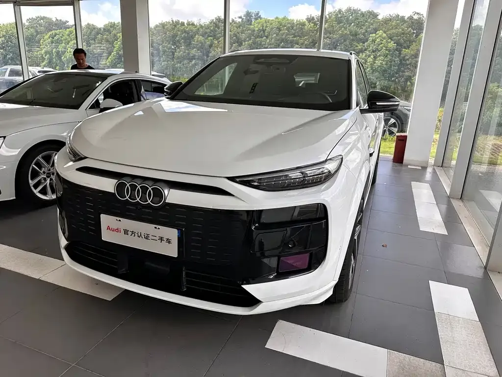 Audi Q6L e-tron — фото 1