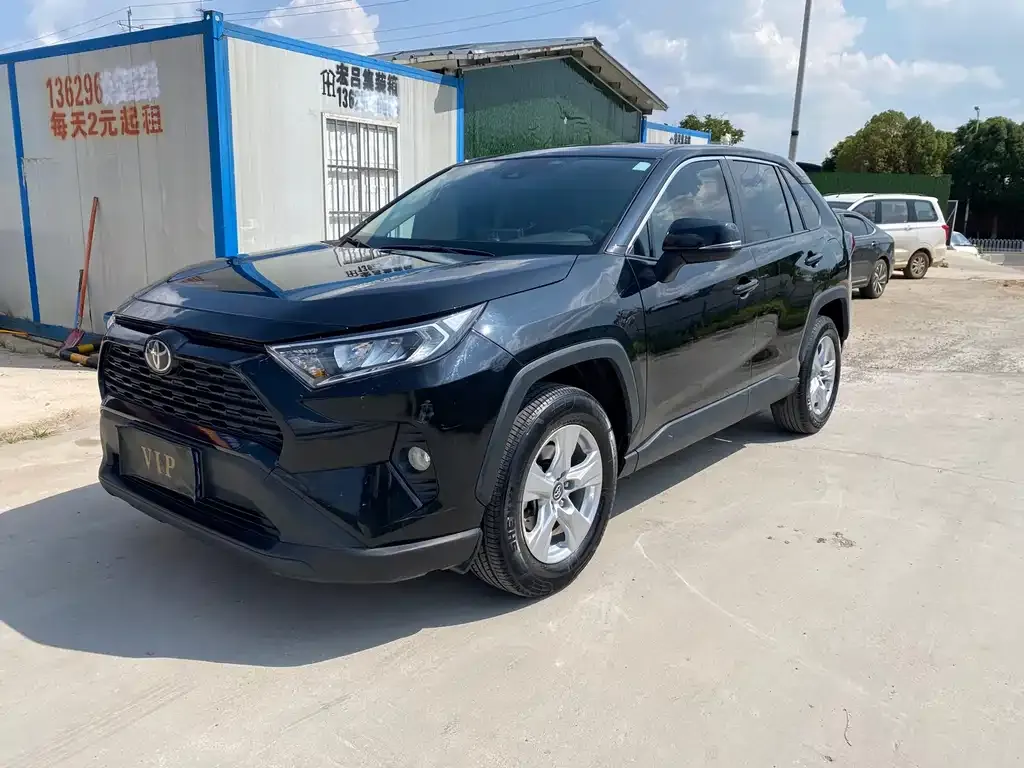 Toyota RAV4 — фото 1