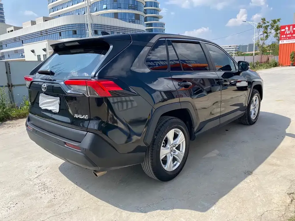 Toyota RAV4 — фото 7