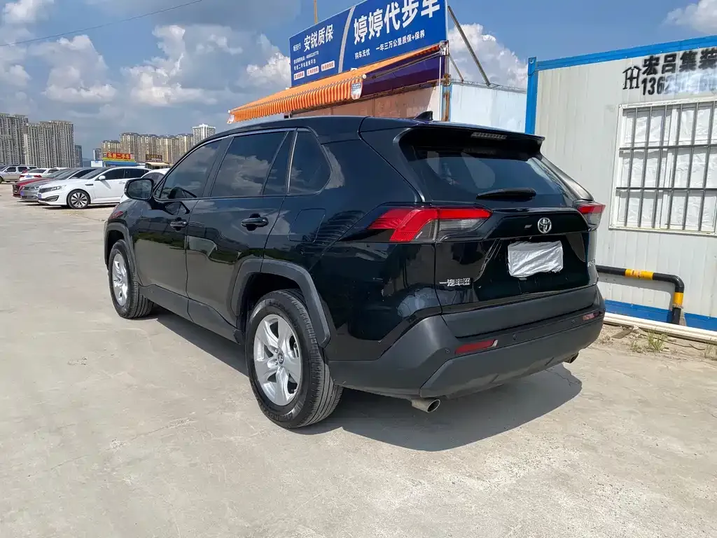 Toyota RAV4 — фото 6