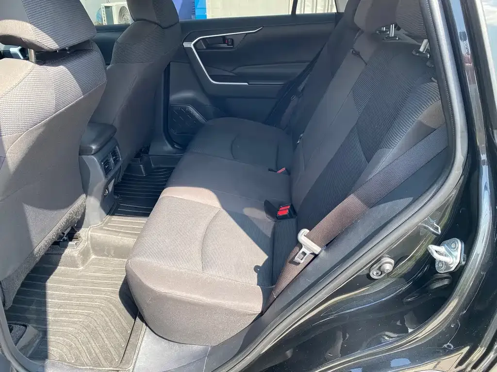 Toyota RAV4 — фото 9