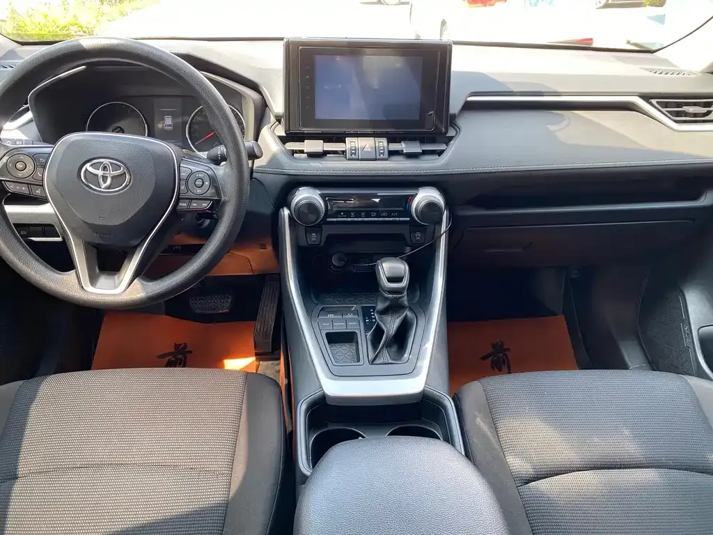 Toyota RAV4 — фото 8